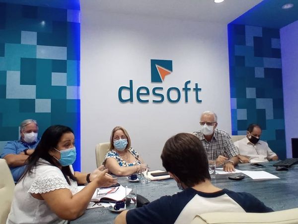 Ministra de Comunicaciones de Cuba visita sede central de Desoft
