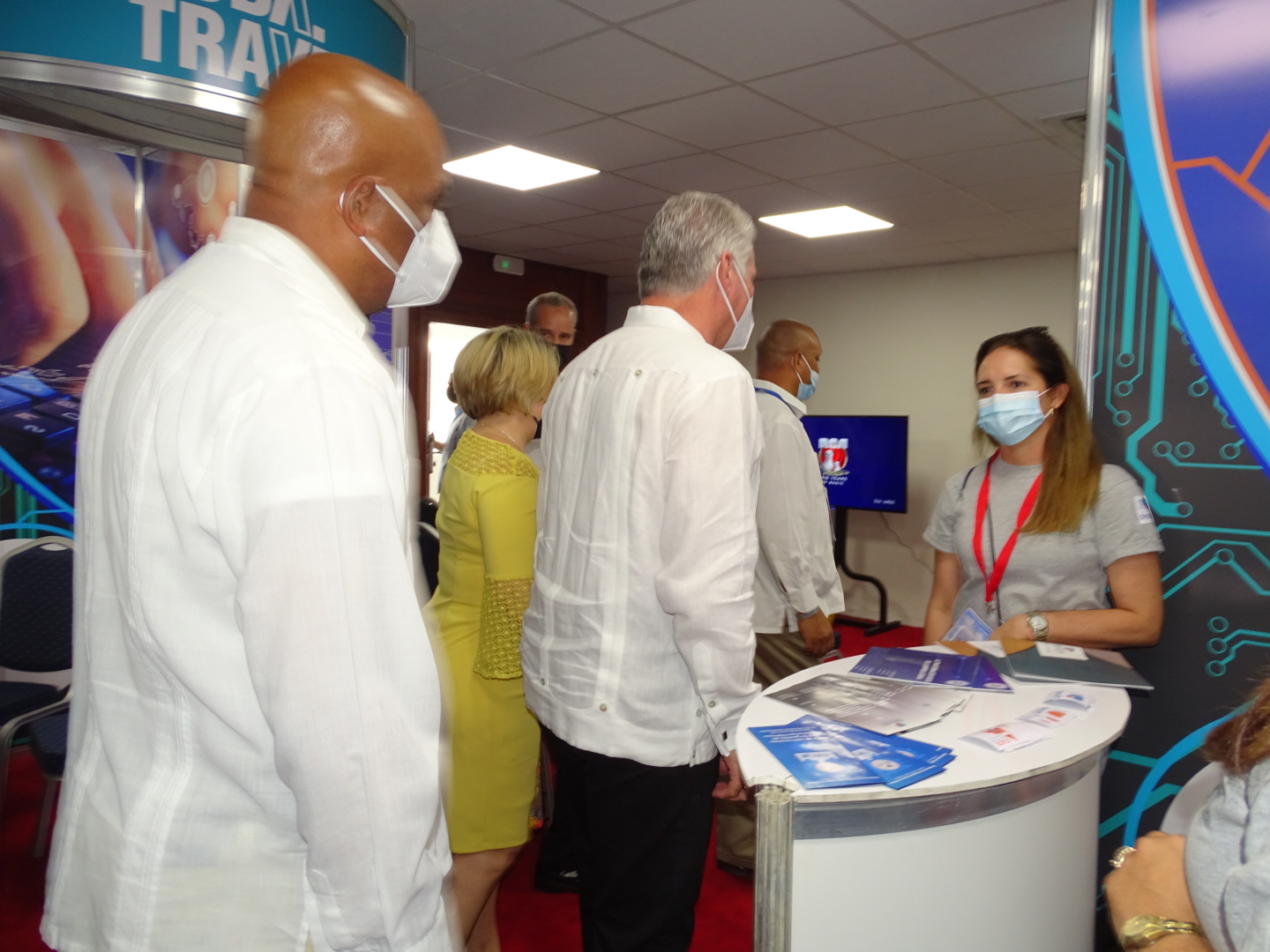 Presidente de Cuba visita stand de Desoft en FITCuba2022