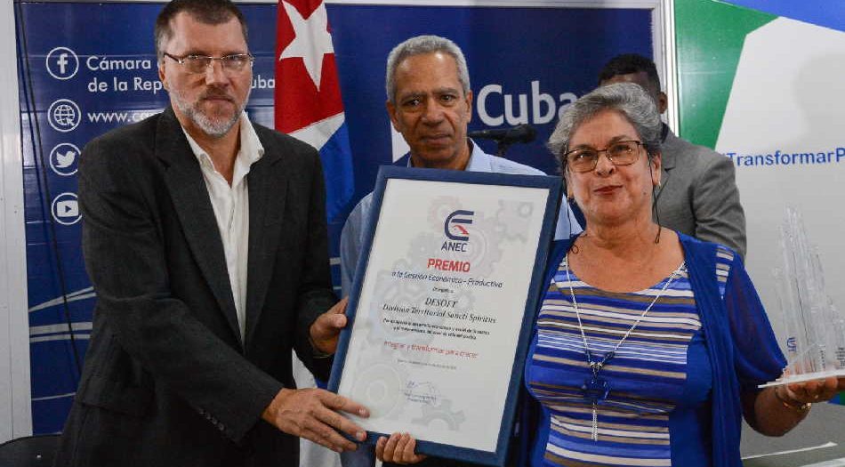 Desoft Sancti Spíritus recibe premio nacional a la gestión económica