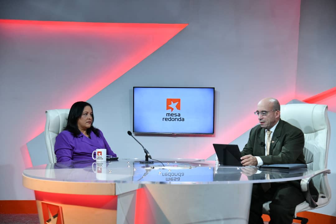 Ministra de Comunicaciones de Cuba comparece en la televisión cubana 