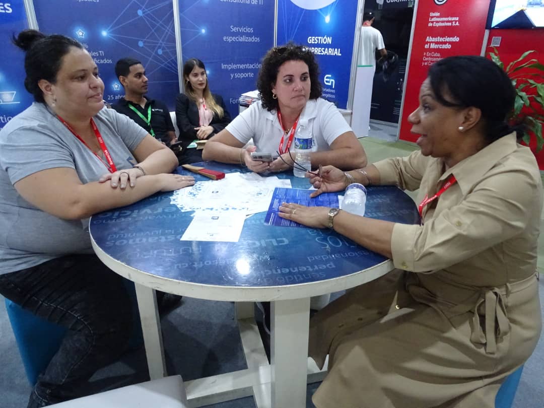 Vice primera ministra cubana visita stand de Desoft en Fihav2023